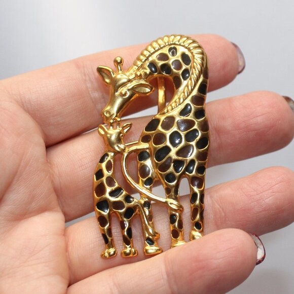 BEST Mother Giraffe & Baby Brooch/Pendent In Polished Gold Tone & Enamel - Picture 9 of 10
